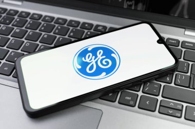 Prag, Çek Cumhuriyeti - 02 21 2025: Laptop yüzeyde Genel Elektrik logosunu gösteriyor.