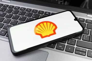 Prag, Çek Cumhuriyeti - 02 21 2025: Kabuk logosunu gösteren dizüstü bilgisayar.