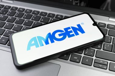 Prag, Çek Cumhuriyeti - 02 21 2025: Amgen logosunu gösteren dizüstü bilgisayar.