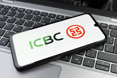 Prag, Çek Cumhuriyeti - 02 21 2025: ICBC logosunu gösteren dizüstü bilgisayar.
