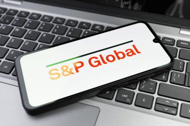 Prag, Çek Cumhuriyeti - 02 21 2025: S ve P Global logosunu gösteren dizüstü bilgisayar.