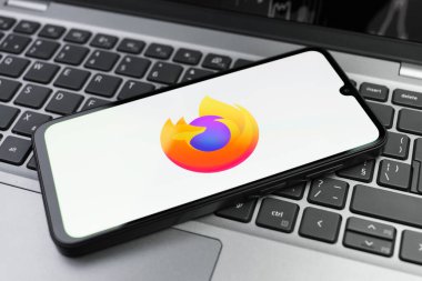 Prag, Çek Cumhuriyeti - 02 21 2025: Firefox logosunu gösteren dizüstü bilgisayar.