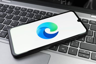 Prag, Çek Cumhuriyeti - 02 21 2025: Edge logosunu gösteren dizüstü bilgisayar.