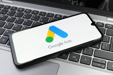 Prag, Çek Cumhuriyeti - 02 21 2025: Google Ads logosunu gösteren dizüstü bilgisayar.