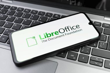 Prag, Çek Cumhuriyeti - 02 21 2025: LibreOffice logosunu gösteren dizüstü bilgisayar.