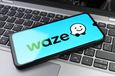 Prag, Çek Cumhuriyeti - 02 21 2025: Waze logosunu gösteren dizüstü bilgisayar.