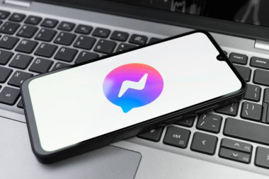 Prag, Çek Cumhuriyeti - 02-21-2025: Elçi logosunu gösteren dizüstü bilgisayar.