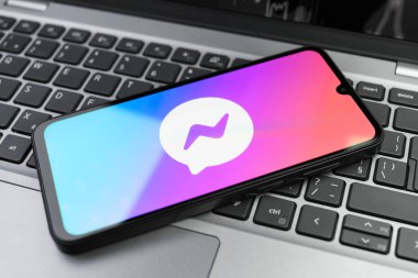 Prag, Çek Cumhuriyeti - 02-21-2025: Elçi logosunu gösteren dizüstü bilgisayar.