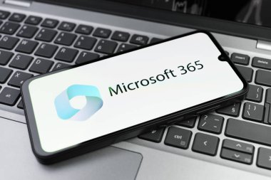 Prag, Çek Cumhuriyeti - 02 21 2025: Microsoft 365 logosunu gösteren dizüstü bilgisayar.