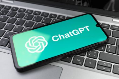 Prag, Çek Cumhuriyeti - 02 21 2025: ChatGPT logosunu gösteren dizüstü bilgisayar.