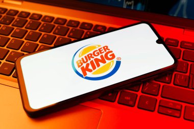 Prag, Çek Cumhuriyeti - 02 21 2025: Burger King logosunu gösteren dizüstü bilgisayar.