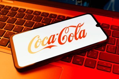 Prag, Çek Cumhuriyeti - 02 21 2025: Coca-Cola logosunu gösteren dizüstü bilgisayar.