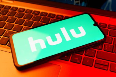 Prag, Çek Cumhuriyeti - 02 21 2025: Hulu logosunu gösteren dizüstü bilgisayar.