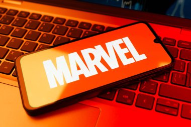Prag, Çek Cumhuriyeti - 02 21 2025: Marvel logosunu gösteren dizüstü bilgisayar.