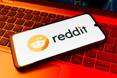 Prag, Çek Cumhuriyeti - 02 21 2025: Reddit logosunu gösteren dizüstü bilgisayar.