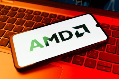 Prag, Çek Cumhuriyeti - 02 21 2025: Yüzeyde AMD logosu gösteren dizüstü bilgisayar.