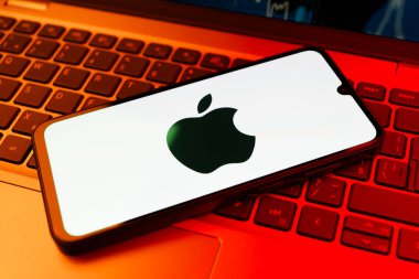 Prag, Çek Cumhuriyeti - 02 21 2025: Apple logosunu gösteren dizüstü bilgisayar.