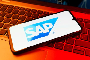 Prag, Çek Cumhuriyeti - 02 21 2025: SAP logosunu gösteren dizüstü bilgisayar.