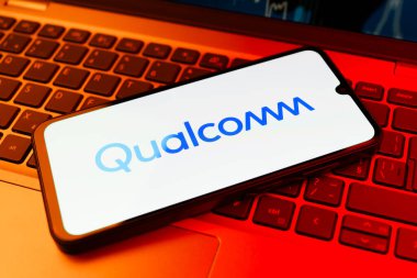 Prag, Çek Cumhuriyeti - 02 21 2025: Qualcomm logosunu gösteren dizüstü bilgisayar.
