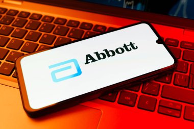 Prag, Çek Cumhuriyeti - 02 21 2025: Abbott Laboratuvarlarının logosunu gösteren dizüstü bilgisayar.