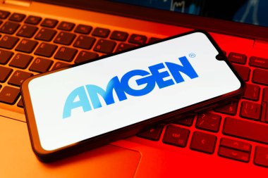 Prag, Çek Cumhuriyeti - 02 21 2025: Amgen logosunu gösteren dizüstü bilgisayar.