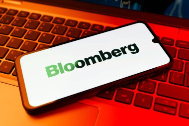 Prag, Çek Cumhuriyeti - 02 21 2025: Bloomberg logosunu gösteren dizüstü bilgisayar.