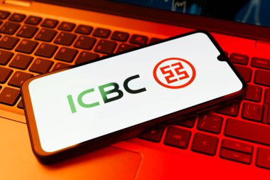 Prag, Çek Cumhuriyeti - 02 21 2025: ICBC logosunu gösteren dizüstü bilgisayar.