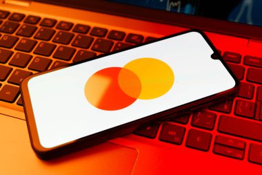 Prag, Çek Cumhuriyeti - 02 21 2025: Mastercard logosunu gösteren dizüstü bilgisayar.