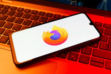 Prag, Çek Cumhuriyeti - 02 21 2025: Firefox logosunu gösteren dizüstü bilgisayar.