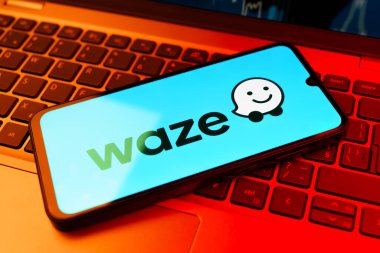 Prag, Çek Cumhuriyeti - 02 21 2025: Waze logosunu gösteren dizüstü bilgisayar.