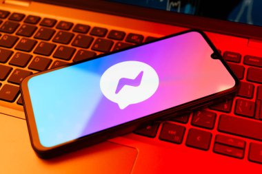 Prag, Çek Cumhuriyeti - 02-21-2025: Elçi logosunu gösteren dizüstü bilgisayar.