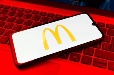 Prag, Çek Cumhuriyeti - 02 21 2025: McDonalds logosunu gösteren dizüstü bilgisayar.