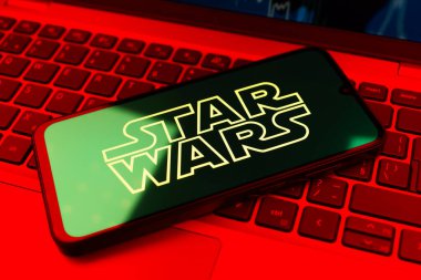 Prag, Çek Cumhuriyeti - 02 21 2025: Yıldız Savaşları logosunu gösteren dizüstü bilgisayar.