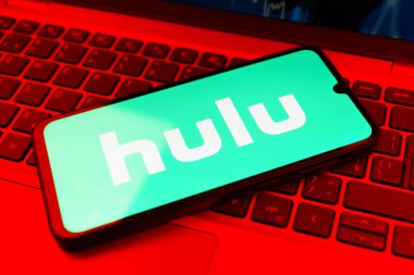 Prag, Çek Cumhuriyeti - 02 21 2025: Hulu logosunu gösteren dizüstü bilgisayar.