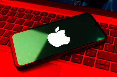 Prag, Çek Cumhuriyeti - 02 21 2025: Apple logosunu gösteren dizüstü bilgisayar.