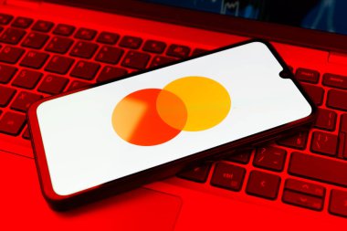 Prag, Çek Cumhuriyeti - 02 21 2025: Mastercard logosunu gösteren dizüstü bilgisayar.