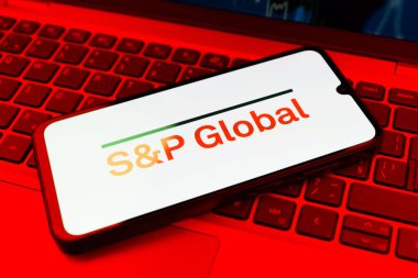Prag, Çek Cumhuriyeti - 02 21 2025: S ve P Global logosunu gösteren dizüstü bilgisayar.
