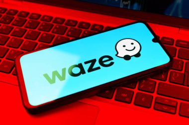 Prag, Çek Cumhuriyeti - 02 21 2025: Waze logosunu gösteren dizüstü bilgisayar.