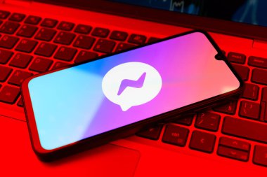 Prag, Çek Cumhuriyeti - 02-21-2025: Elçi logosunu gösteren dizüstü bilgisayar.