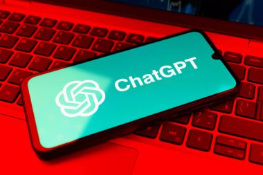 Prag, Çek Cumhuriyeti - 02 21 2025: ChatGPT logosunu gösteren dizüstü bilgisayar.
