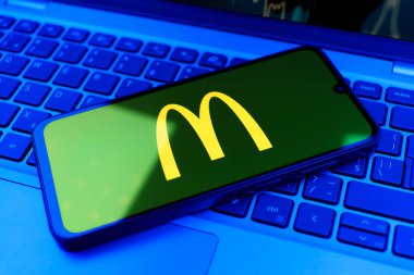 Prag, Çek Cumhuriyeti - 02 21 2025: McDonalds logosunu gösteren dizüstü bilgisayar.