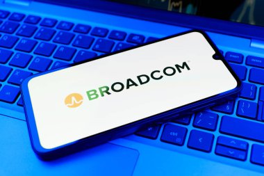 Prag, Çek Cumhuriyeti - 02 21 2025: Broadcom logosunu gösteren dizüstü bilgisayar.