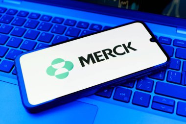 Prag, Çek Cumhuriyeti - 02 21 2025: Merck logosunu gösteren dizüstü bilgisayar.