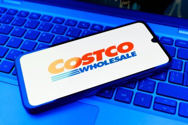 Prag, Çek Cumhuriyeti - 02 21 2025: Costco logosunu gösteren dizüstü bilgisayar.