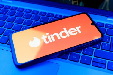 Prag, Çek Cumhuriyeti - 02 21 2025: Tinder logosunu gösteren dizüstü bilgisayar.
