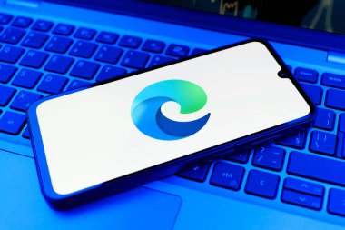 Prag, Çek Cumhuriyeti - 02 21 2025: Edge logosunu gösteren dizüstü bilgisayar.