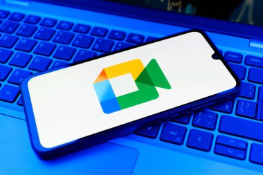 Prag, Çek Cumhuriyeti - 02 21 2025: Google Meet logosunu gösteren dizüstü bilgisayar.