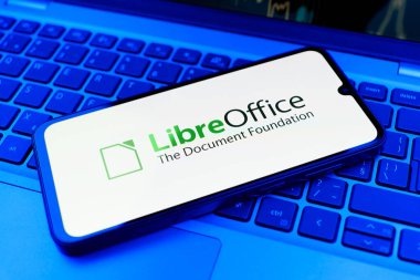 Prag, Çek Cumhuriyeti - 02 21 2025: LibreOffice logosunu gösteren dizüstü bilgisayar.