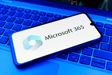Prag, Çek Cumhuriyeti - 02 21 2025: Microsoft 365 logosunu gösteren dizüstü bilgisayar.