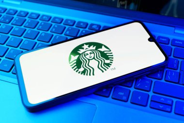Prag, Çek Cumhuriyeti - 02 21 2025: Starbucks logosunu gösteren dizüstü bilgisayar.
